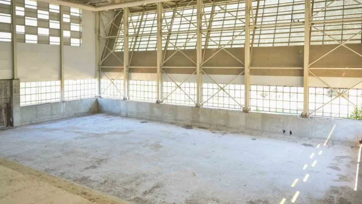 Esenyurt'ta yarım kalan spor tesisi tamamlanıyor