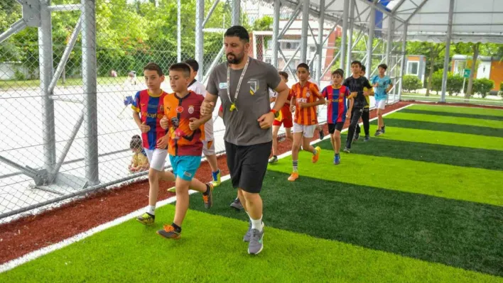 Esenyurt'ta yüzlerce çocuk yaz spor okullarında sporla buluşuyor