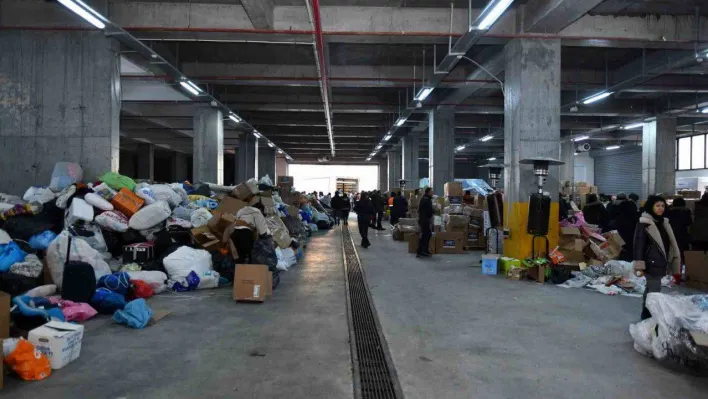 Esenyurt'tan deprem bölgesine yardım yağdı