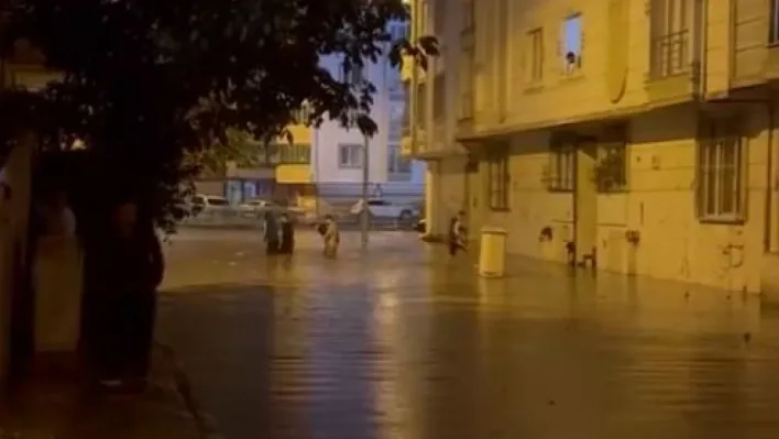 Esenyurt'u sağanak vurdu: Yollar göle döndü, evleri su bastı