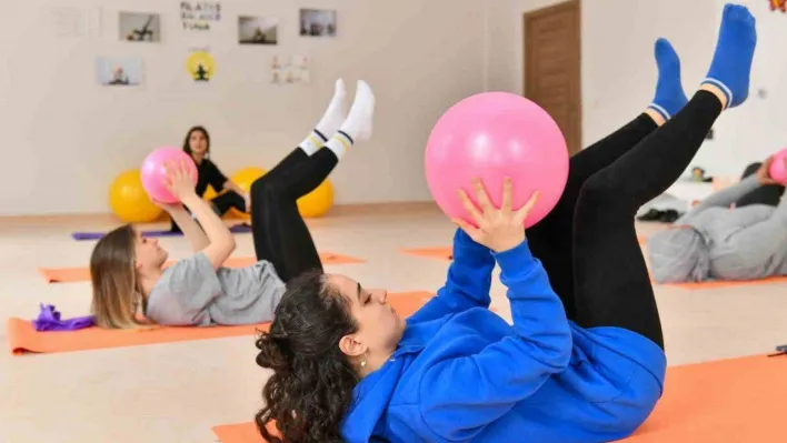 Esenyurtlu kadınlar günün stresini spor kursunda atıyor