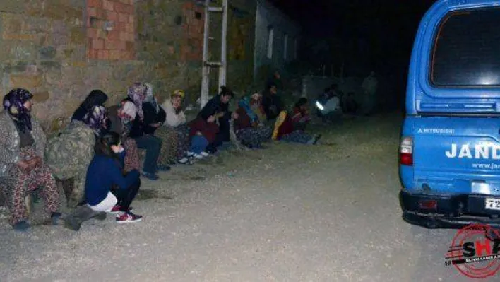 Eşini yatakta, kendini de köy meydanında vurdu