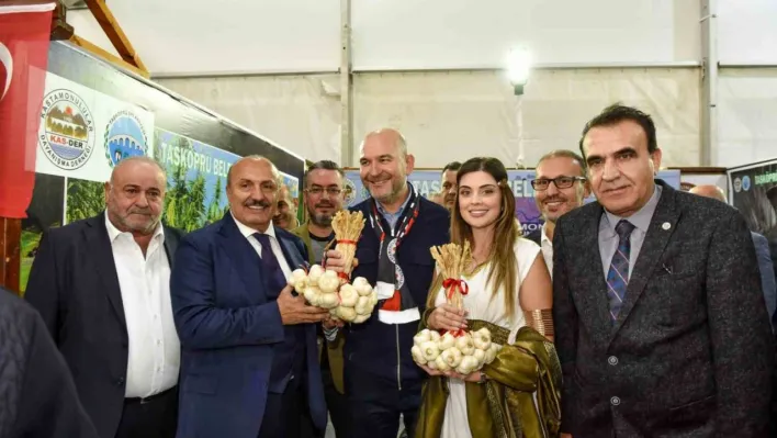 Eski Bakan Soylu, İstanbul'da vatandaşlara Taşköprü sarımsağı dağıttı