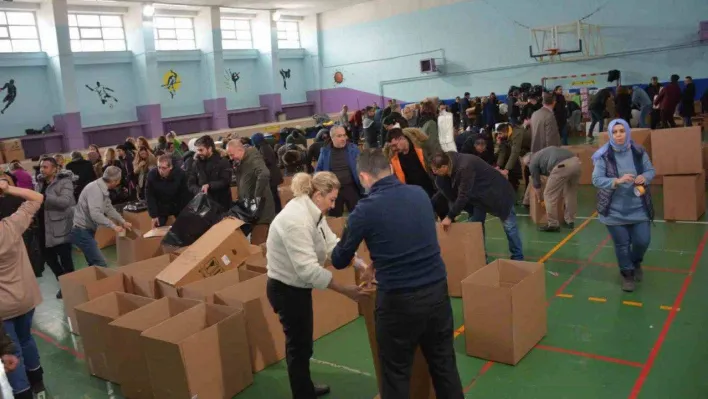 Eskişehir İl Milli Eğitim Müdürlüğü koordinasyonunda depremden etkilenen vatandaşlara ulaştırılmak üzere malzeme desteği sağlanıyor