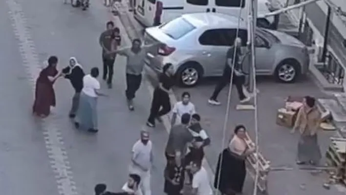 Ev sahibi kiracı tartışmasında ortalık karıştı o anlar kamerada