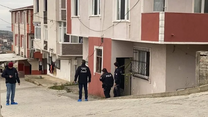 Evinde silahla başından vurulmuş halde bulundu