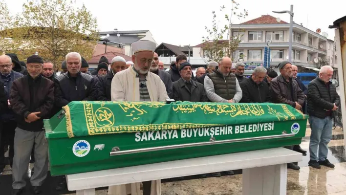 Evinin salonunda ölü bulunmuştu, kız kardeşinin yanına defnedildi