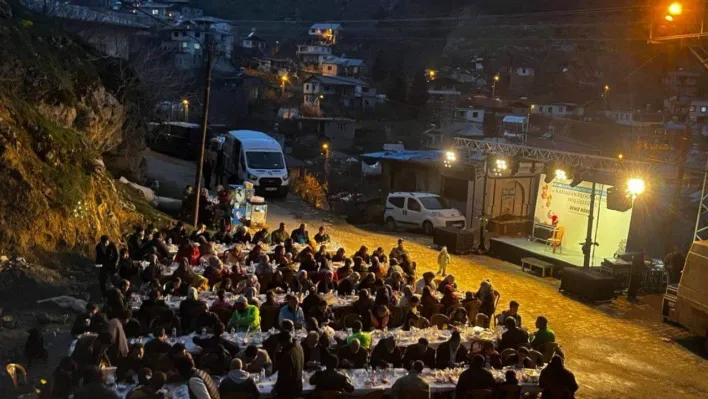 Eyüpsultan Belediyesi deprem bölgesinde gönül sofraları kuruyor