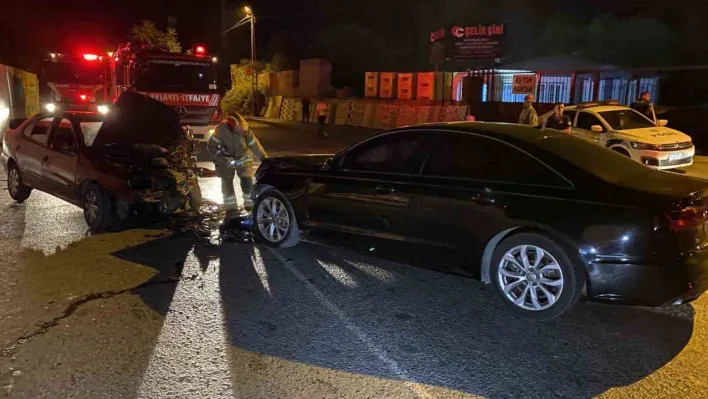 Eyüpsultan'da 2 otomobil kafa kafaya çarpıştı: 3 ağır yaralı