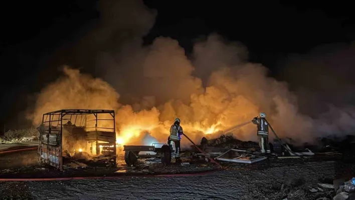 Eyüpsultan'da alevler geceyi aydınlattı: Lastik deposunda korkutan yangın