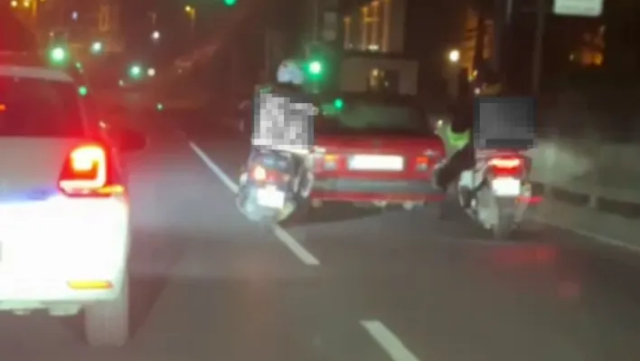 Eyüpsultan'da arızalanan otomobili motokuryeler ayaklarıyla itti