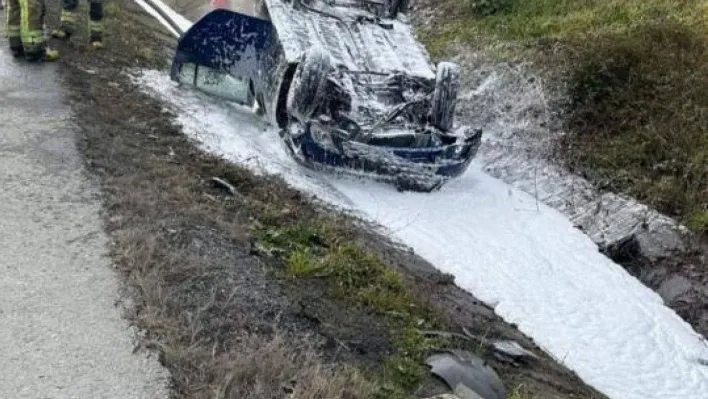 Eyüpsultan'da kaza yapan otomobil alev alev yandı