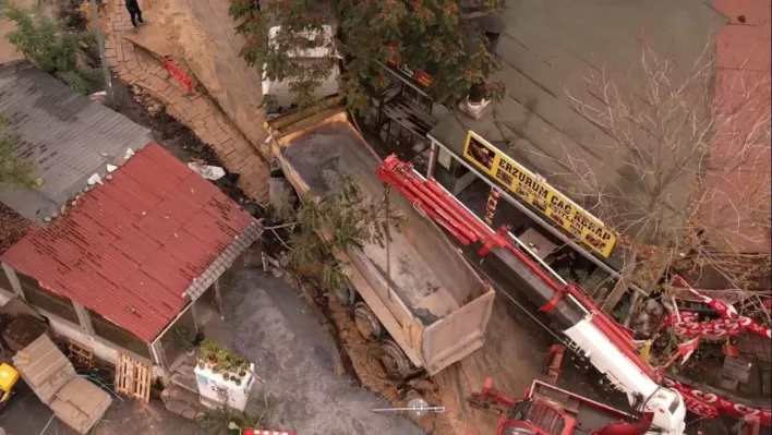 Eyüpsultan'da kazı alanına saplanan kamyon vinç yardımıyla kurtarıldı