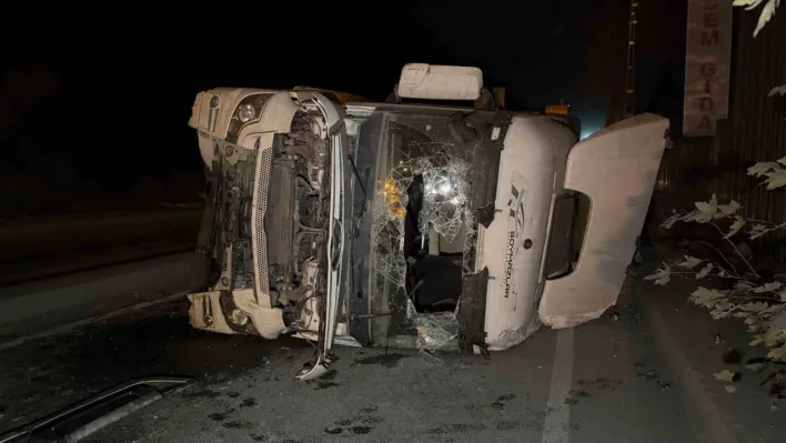 Eyüpsultan'da kontrolden çıkan hafriyat kamyonu yan yattı. 1 yaralı