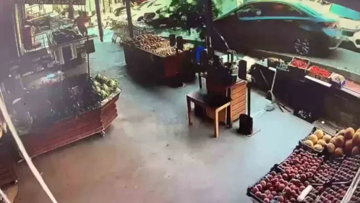 Eyüpsultan'da otomobil kaldırıma çıktı: Market çalışanının ölümden döndüğü anlar kameraya yansıdı