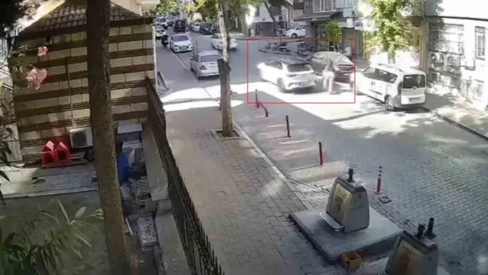 Eyüpsultan'da polisten örnek davranış: Dik yokuştan inemeyen kağıt toplayıcısının yardımına koştu