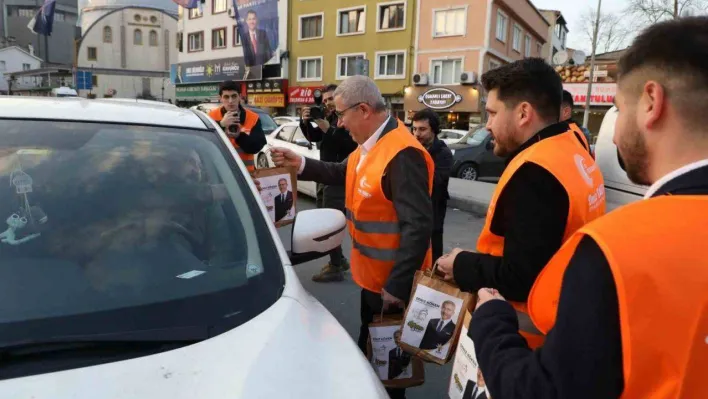 Eyüpsultan'da trafikte kalan vatandaşlara iftariyelik ikramlarda bulundu