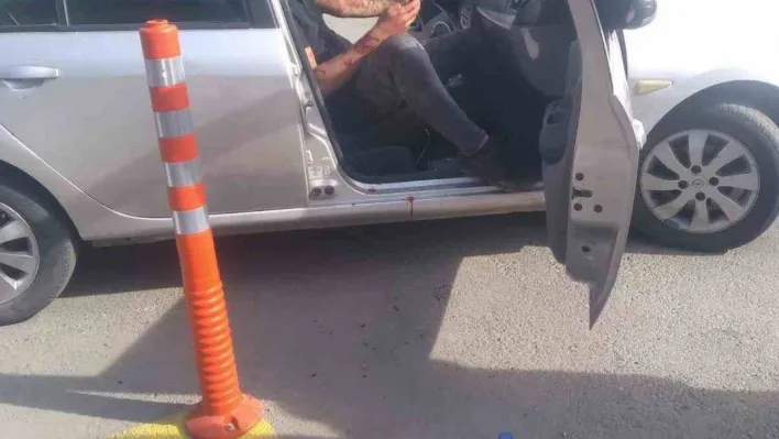 Eyüpsultan'da yol verme kavgası kamerada: Taksiciyle arkadaşları, sürücü adayı ve hocasını tekme tokat dövdü