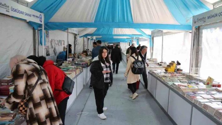 Eyüpsultan'daki kitap fuarı kitapseverlerin buluşma noktası halinde geldi