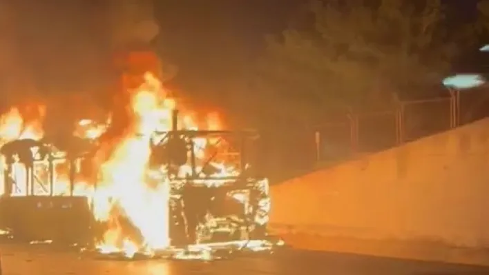 Eyüpsultan Kemerburgaz yolunda İETT otobüsünde yangın çıktı. Olay yerine itfaiye ekipleri sevk edildi. Yangın sırasında otobüsün boş olduğu öğrenildi.