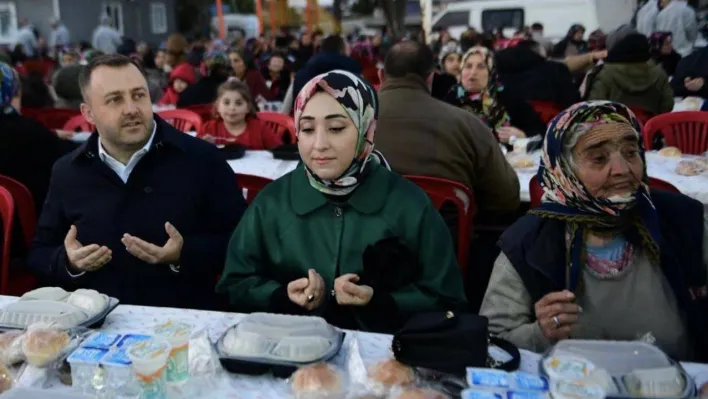 Ezine Belediyesi'nin mahalle iftarları devam ediyor