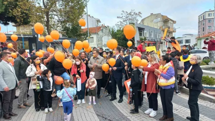 Ezine'de Lösemili Çocuklar Haftası yürüyüşü