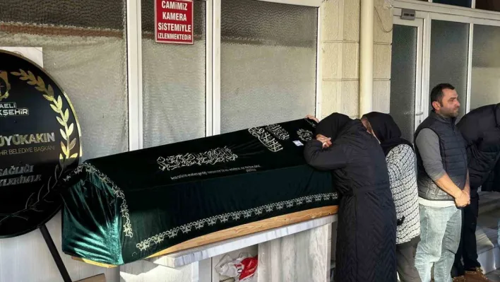 Fabrika yangınında ağır yaralanmıştı: Hastanede hayatını kaybeden Yıldız, son yolculuğuna uğurlandı