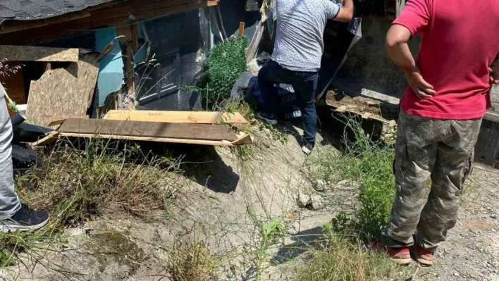 Faciaya ramak kala durdu: Arızalanan kepçe bungalova girdi