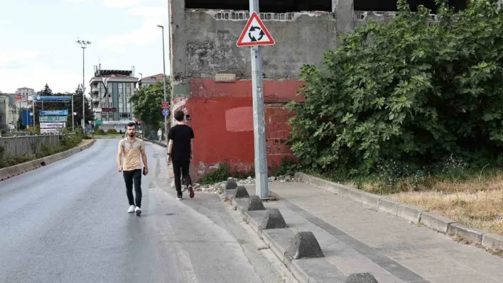 Fatih Mahallesi'ndeki 33 yıllık bina yıkıldı