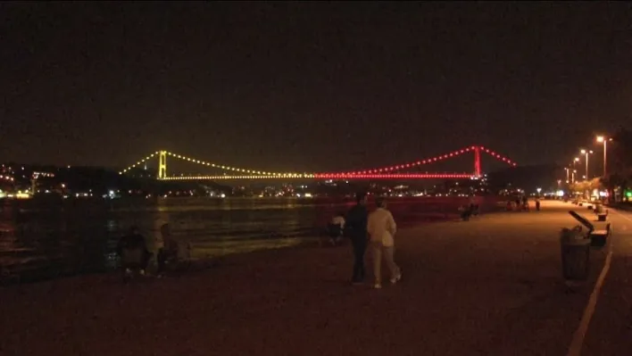 Fatih Sultan Mehmet Köprüsü 'sarı-kırmızı' renklerle aydınlatıldı