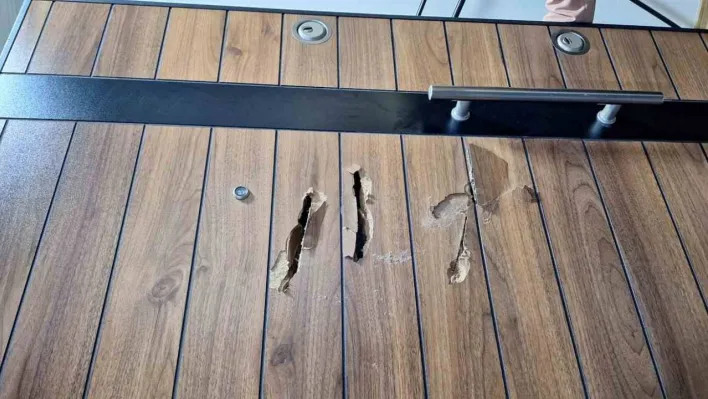 Fatih'te dehşet anları kamerada: Komşunun evine baltayla saldırdı