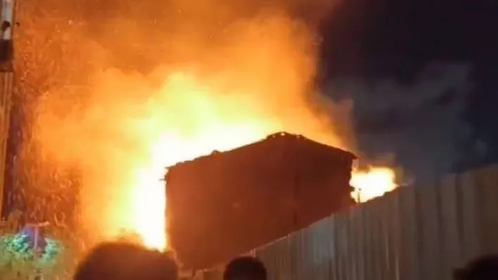 Fatih'te metruk bina alevlere teslim oldu