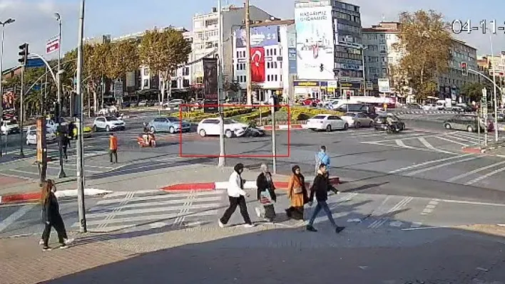 Fatih'te otomobil ile motosiklet çarpıştı: Kaza anı güvenlik kamerasına yansıdı