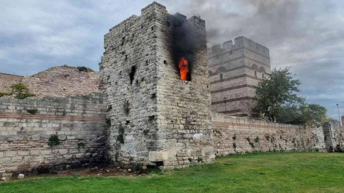 Fatih'te tarihi surlardaki kule alev alev yandı