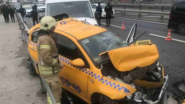 Fatih'te Türk Hava Yolları'nın servis minibüsü taksiye çarptı: 1 ağır yaralı