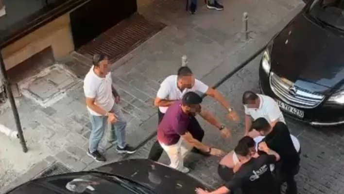 Fatih'te yol verme kavgası kamerada