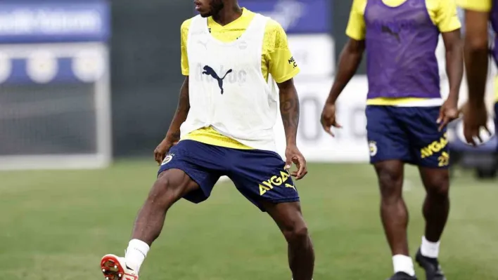 Fenerbahçe'de yeni transferler Cengiz ve Fred takımla birlikte ilk antrenmanlarına çıktı