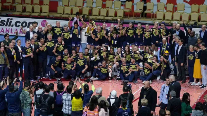 Fenerbahçe Kadın Voleybol Takımı, şampiyonluk kupasını kaldırdı