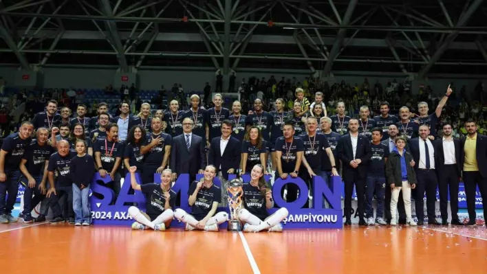 Fenerbahçe Kadın Voleybol Takımı, şampiyonluk kupasını kaldırdı