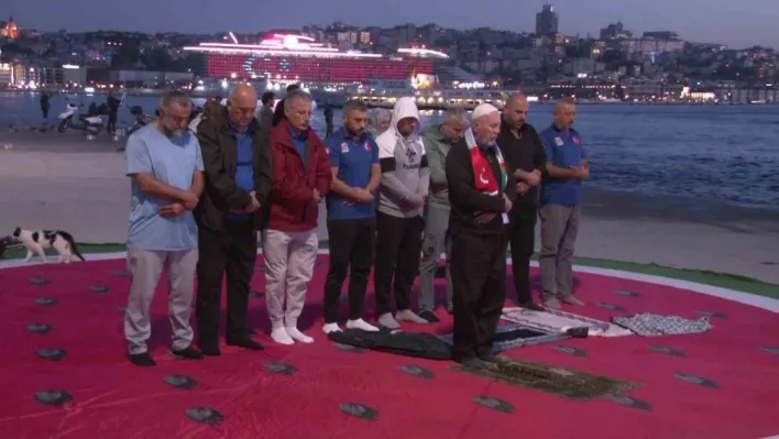 Filistin'e destek için Zeytinburnu'ndan Demokrasi ve Özgürlükler Adası'na kulaç attılar