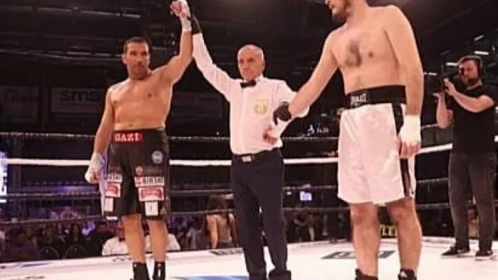 Fırat Arslan nakavtla kazandı