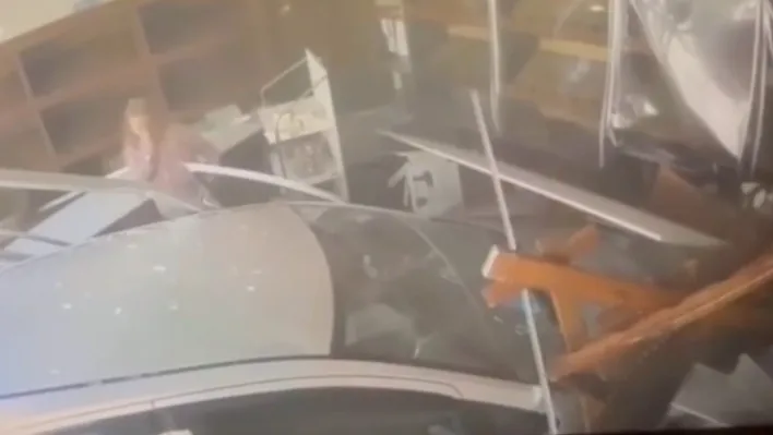 Fırına dalan otomobil ortalığı savaş alanına çevirdi... O anlar kamerada