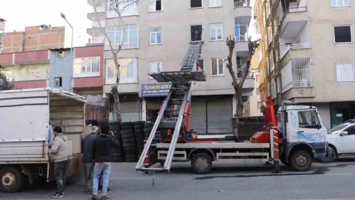 Fırsatçılar deprem dinlemedi eşyalarını kurtarmaya çalışan vatandaşları hedef aldı