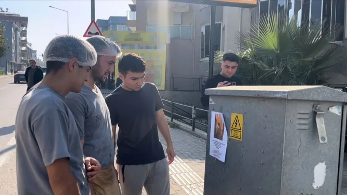 Fotoğrafı gören uzun uzun baktı: 'Kızlarınızı bu adamdan uzak tutun' yazılı afişler ortalığı karıştırdı