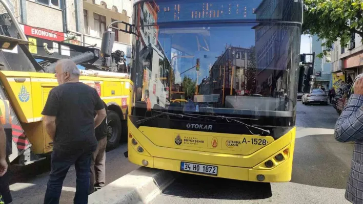 Fren yerine gaza basan İETT otobüsü şoförü refüje çıktı: Faciadan dönüldü