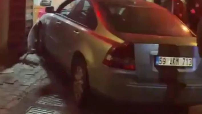 Fren yerine gaza basınca otomobil dükkana girdi
