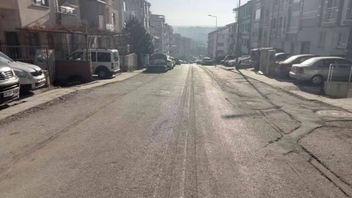 Freni arızalanan kamyonet park halindeki araçların arasına daldı