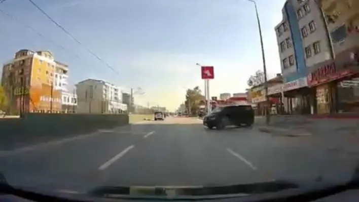 Freni boşalan minibüs üç şeritli yola indi, kamyonet sürücüsü kazadan kıl payı kurtuldu