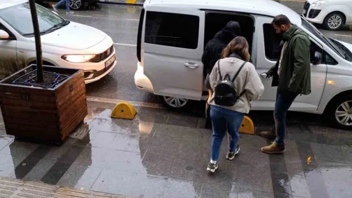 Fuhuş operasyonunda 5 kadın ve iş yeri sahibi yakalandı