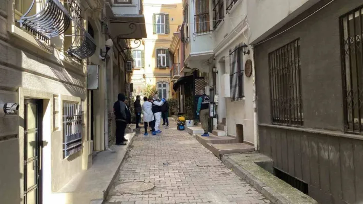 Galata'da şüpheli ölüm: Norveçli turist ölü bulundu, Yunan turist hastanede